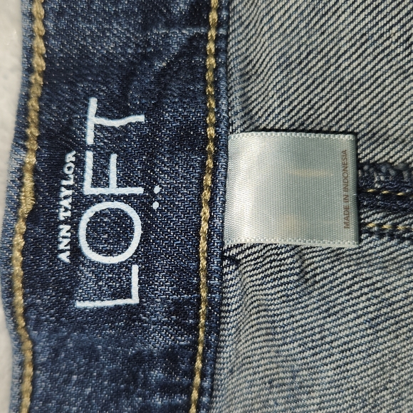 ANN TAYLOR LOFT DENIM ROLL SHORTS SIZE 8 PRE OWNED - Picture 3 of 11